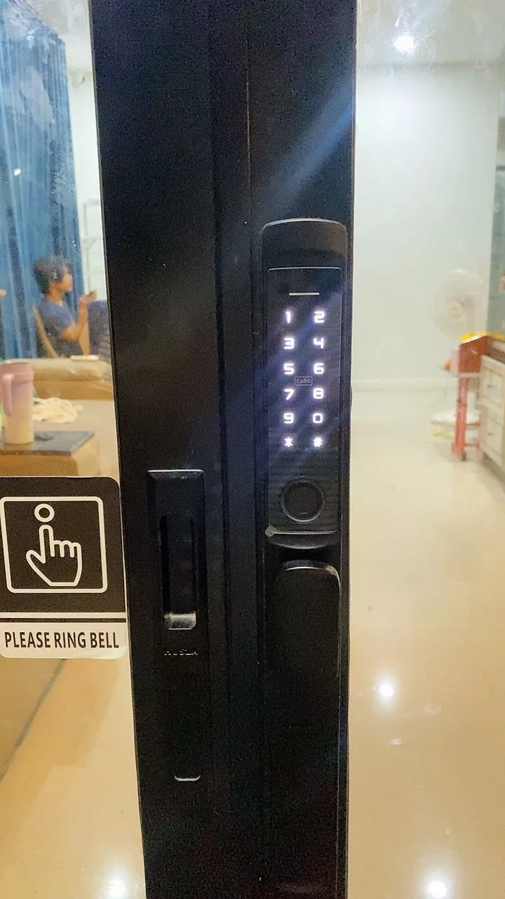 Tropernic smart lock installed on glass door
