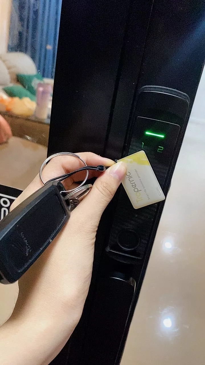 Tropernic smart lock IC card unlock on glass door